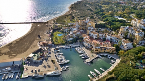 Stranden och fritidshamnen vid Cabopino, i östra Marbella.