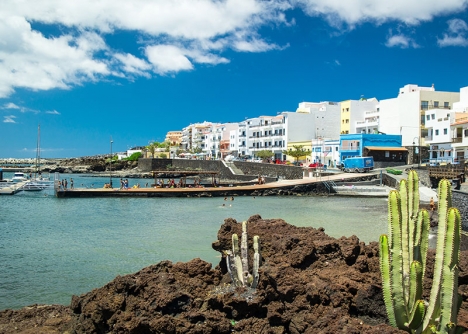 Arkivbild av hamnen i La Restinga, på El Hierro.