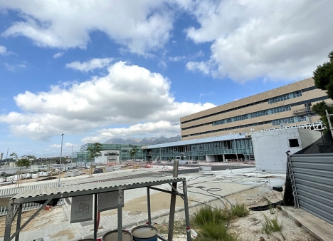 Den kraftigt försenade utbyggnaden av det offentliga sjukhuset i Marbella väntas nu vara klart till början av nästa år.