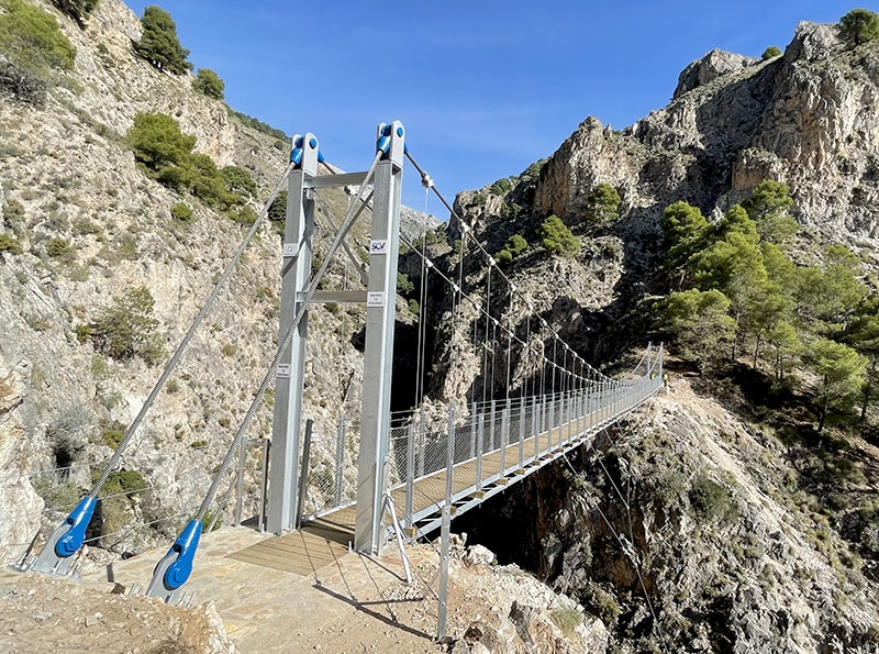 Kvinnan föll mot sin död vid klippväggen mittemot den nya hängbron på vandringsleden El Saltillo.
