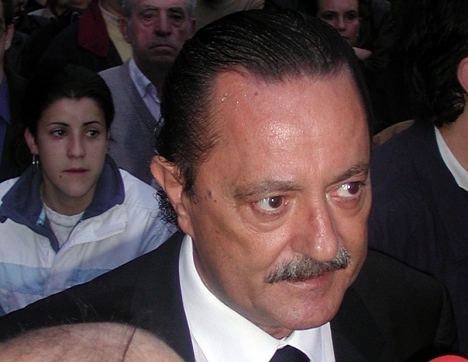 Julián Muñoz har accepterat en förlikning för att slippa ännu en rättegång för korruption.