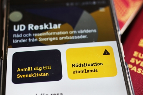 Svenskar utomlands uppmanas bland annat ladda ner appen UD Resklar och där aktivera pushnotiser för aktuellt land.