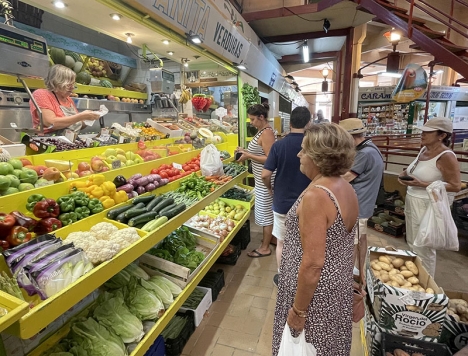 Annika Elwing lovordar småbutikerna i Spanien, som har både fina råvaror och bjuder på social interaktion.