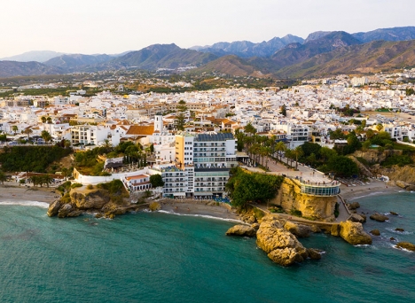 En tågförbindelse till Nerja skulle enligt borgmästarna i La Axarquía både främja turismen och avlasta trafiken på kustvägen A-7.