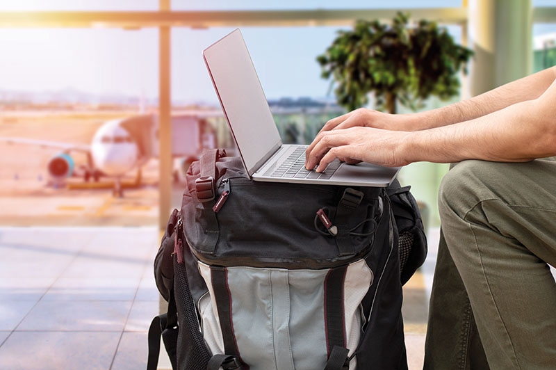 Termen digitala nomader syftar på personer som reser mellan olika länder och kan arbeta i princip var som helst, bara det finns internetuppkoppling. Bland svenskar blir det allt populärare att arbeta kortare eller längre perioder i Spanien.