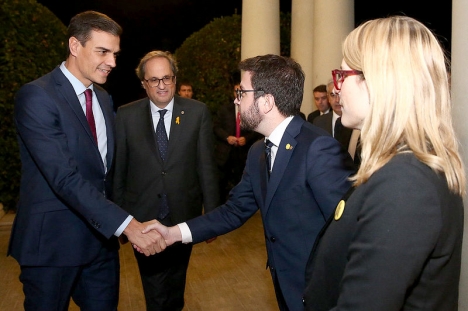 Pedro Sánchez i en arkivbild där han hälsar på nuvarande regionpresidenten i Katalonien Pere Aragonès, framför den tidigare regionpresidenten Quim Torra.