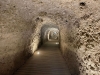 Vandringen startar genom samma smala tunnel som leder till de kända landgångarna vid Caminito del rey.