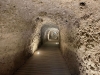 Vandringen startar genom samma smala tunnel som leder till de kända landgångarna vid Caminito del rey.
