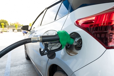 Bränslepriserna har sjunkit i oktober, men flera andra faktorer uppges ha bromsat den stigande inflationen.