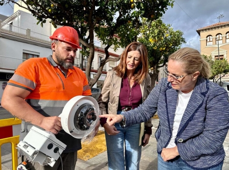 Borgmästaren Ana Mula inspekterar de nya trafikkameror som ska samordnas med Artificiell Intelligens. Foto: Ayto de Fuengirola