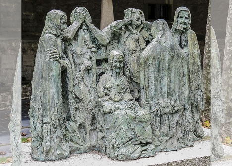 Monument av ”gråterskor” i samhället Gozón, i Asturien.