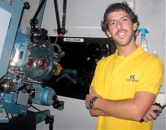 ”Jag har alltid tyckt om film och bio, dessutom fascineras jag av tekniken. Jobbet som biomaskinist är perfekt för mig”, säger Paco Parra.