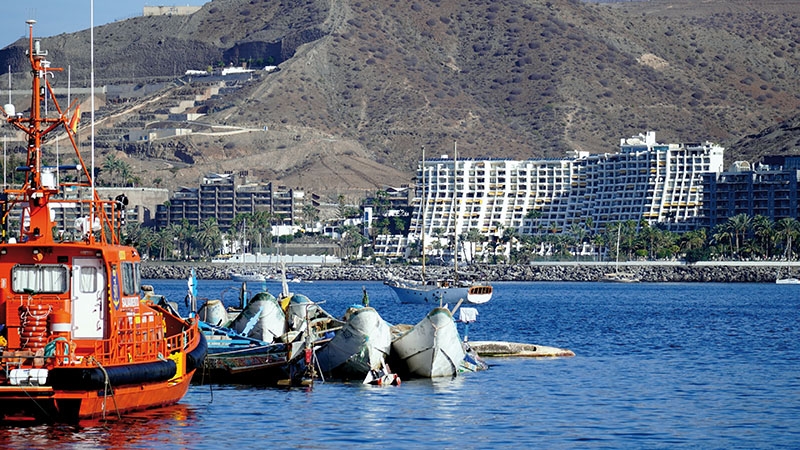 Flyktingbåtar som samlats vid hamnen i turistorten Arguineguín, i kommunen Mogán på södra Gran Canaria.