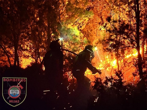 Brandbekämpningen försvårades av vindar på upp till 80 kilometer i timmen. Foto: Bomberos de Mijas