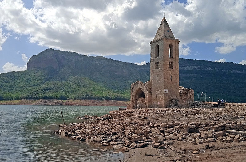 Denna kyrka i den katalanska dammen vid Vilanova de Sau låg tidigare helt under vatten.
