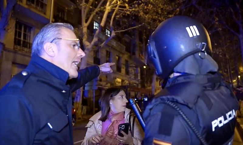 Talesmannen för Vox i kommunfullmäktige i Madrid Javier Ortega Smith konfronterar de poliser som försöker skydda PSOE:s högkvarter. Foto: @Ortega_Smith/X