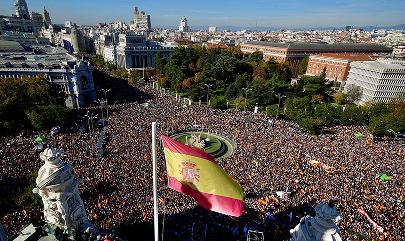 Det fanns demonstranter så långt ögat kunde nå den 18 november vid Cibeles-torget i Madrid, i ett nytt styrkeprov av den missnöjda högern. Foto: PP