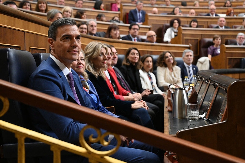 Sánchez behåller kärnan av sin regering och samtliga ministrar på bilden, utom hittillsvarande justitieministern Pilar Llop (i svart i mitten) förnyar.