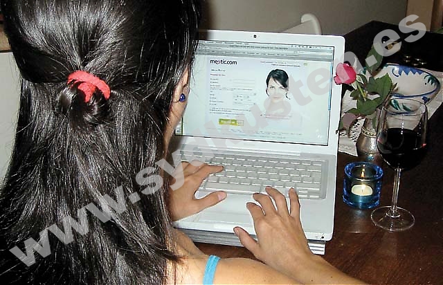 Internetdejtingen växer i Spanien, fem miljoner spanjorer söker partner på Internet. Match.com är en av de största portalerna med 3,5 miljoner användare. ”Du behöver inte fixa till dig utan sätter dig bara framför datorn och kan lära känna en massa nya människor från hela landet, eller hela världen”, säger Ana Díaz, Lovemanager på Match.com  Bilden är arrangerad.