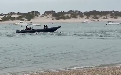 En video visar hur migranterna, många icke simkunniga, kastades av båten.