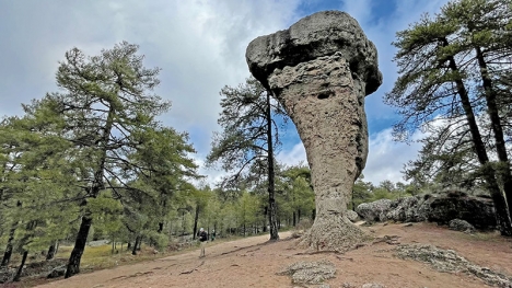 Det första som möter besökaren i La Ciudad Encantada är den naturliga obelisken ”Torno Alto”.