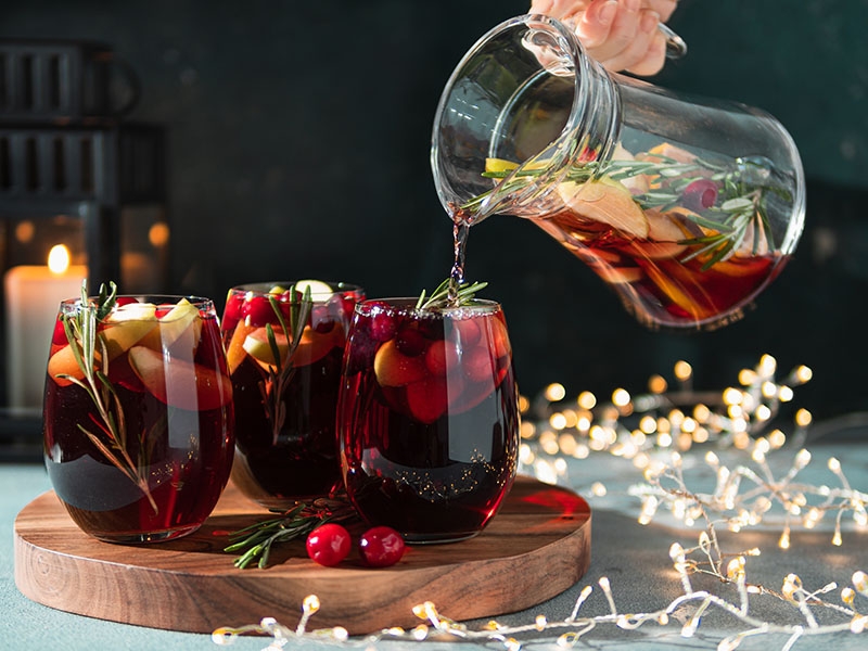 Sangria dricks sällan av spanjorerna själva, däremot är det ju en utmärkt dryck i dessa tider, med smak av juliga kryddor.