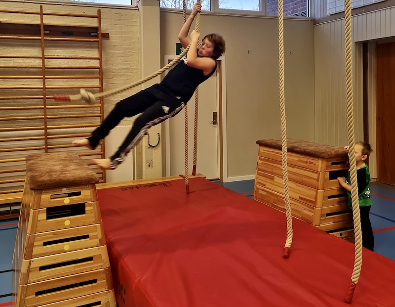 Att få tillgång till en svensk gymnastiksal under jullovet, kan slå lika högt som pulkaåkning.