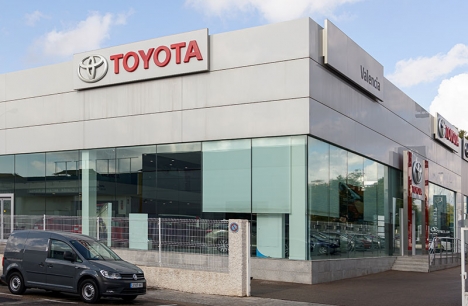 Toyota toppade bilförsäljningen i Spanien förra året, medan övergången till elbilar går långsammare än i andra EU-länder.