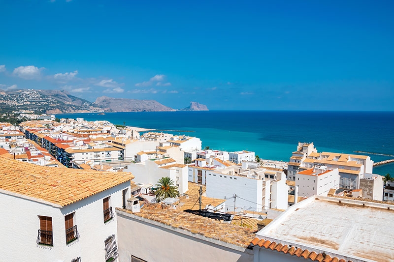Fastighetsbyrån har sitt regionala huvudkontor på Costa Blanca och är den största svenska mäklarbyrån i Spanien.