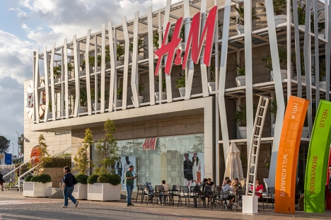 Varslet kommer bara månader efter att en omfattande strejk tvingat H&M acceptera bättre villkor för sina anställda.