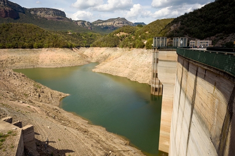 Vattenreservoarerna i Katalonien rymmer i dagsläget mindre än 16 procent av sin kapacitet.
