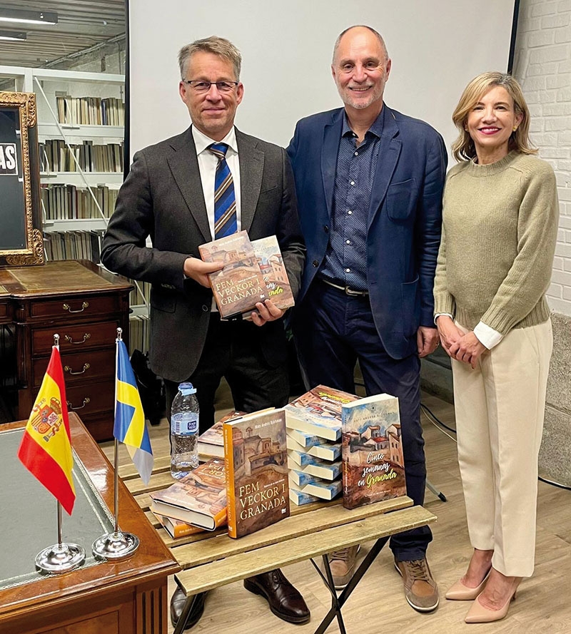 Sveriges ambassadör i Spanien Teppo Tauriainen, författaren Mats Björkman och språkvetaren pilar Moreno, som leder Handelskammarens läsarklubb. Foto: Handelskammaren