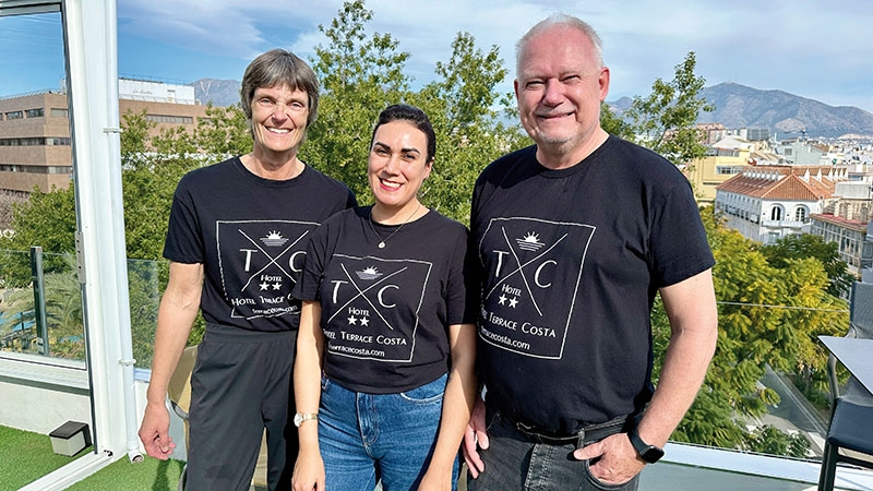 Ägarna till Hotel Terrace Costa Eva och Lars-Göran Nilsson, tillsammans med hotellets direktör Karla Caimanque.