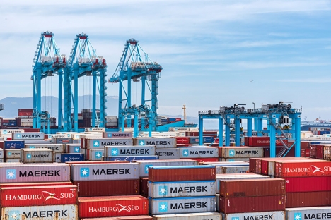 Arkivbild av containrar i hamnen i Algeciras.