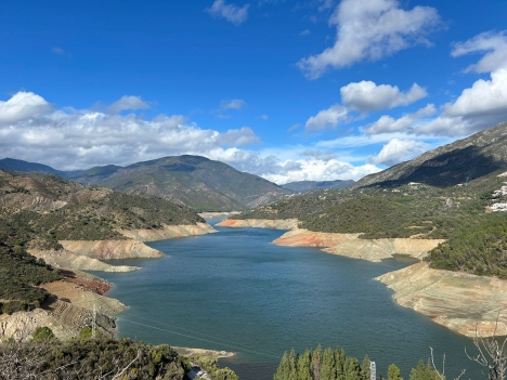 Vattenreservoaren ”La Concepción” i Istán rymmer i dagsläget endast en femtedel av sin kapacitet. Foto: Peter Gustafsson