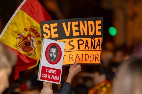 Sedan november samlas högerradikaler varje kväll för att demonstrera mot regeringen utanför PSOE:s huvudkontor i Madrid.