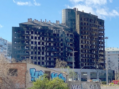 De två sammanlänkade byggnaderna blev helt utbrända i branden den 22 februari.