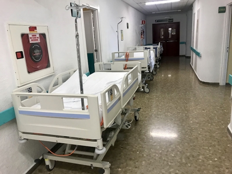 Arkivbild av sängar i korridoren på sjukhuset Costa del Sol.