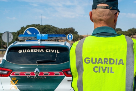 Guardia Civil har gripit tre personer och gjort flera beslag.