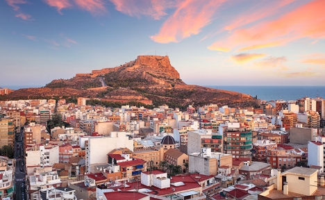 Alicante stad är en av blott fyra av Spaniens 20 mest tätbefolkade städer som uppfyller de kommande skärpta gränsvärdena för små partiklar i luften, men överskrider liksom alla övriga de nya EU-gränserna för kvävedioxid.