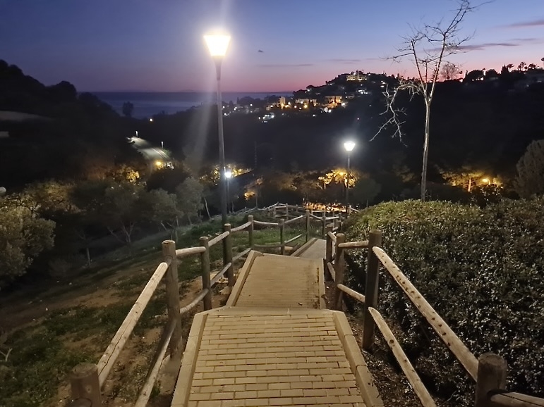 Torrequebrada är en del av Benalmádena där det bor ungefär 7.000 människor och som bjuder på mycket varierande både natur och bebyggelse.