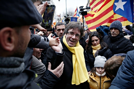 De juridiska processerna mot Carles Puigdemont har intensifierats när han fått en vågmästarroll i den spanska rikspolitiken.