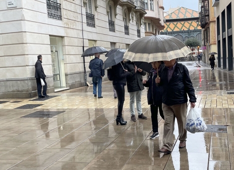 De senaste dagarna har man äntligen kunnat se paraplyer i bland annat Málaga stad.