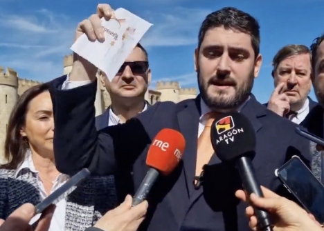 Vox har delat en video som visar hur partiets vice regionpresident i Aragonien river sönder en kommunal broschyr om Ramadan.