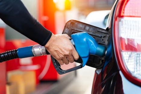Den växande prisskillnaden mellan bränsle och el väntas påskynda övergången både till elbilar och kollektivtrafik.