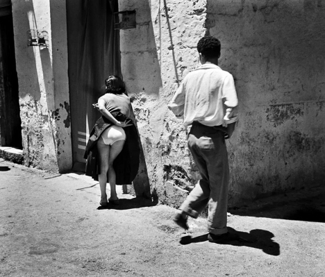 Fotografi av Christer Strömholm av en prostituerad kvinna i Palma de Mallorca 1959.