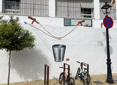 Annorlunda konstverk i två tekniker utanför skola i byn Tolox.
