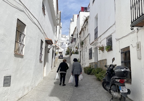 Vanlig vy i andalusiska byar, där matpåsen måste bäras hem längs trånga och backiga gator där bilar inte kommer fram. Bilden är tagen i Casares (Málaga).