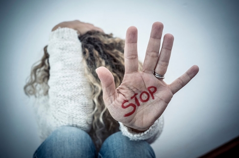 En av fyra flickor i åldersgruppen 14 till 17 år anger att de utsatts för någon form av sexuellt våld bara det senaste året.