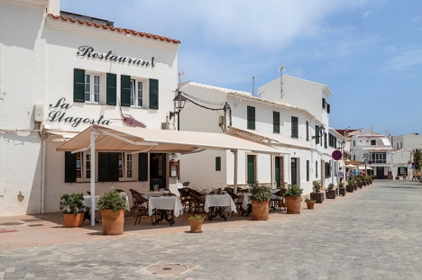 Turistsektorn på Menorca upplever en akut brist på arbetskraft, förvärrad av de höga hyreskostnaderna som avskräcker potentiella arbetstagare från att flytta till ön.